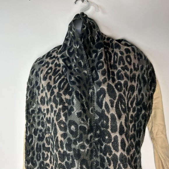Softer than Cashmere? D&Y Black/White Mob Wife Animal Print Scarf - Picture 4 of 11